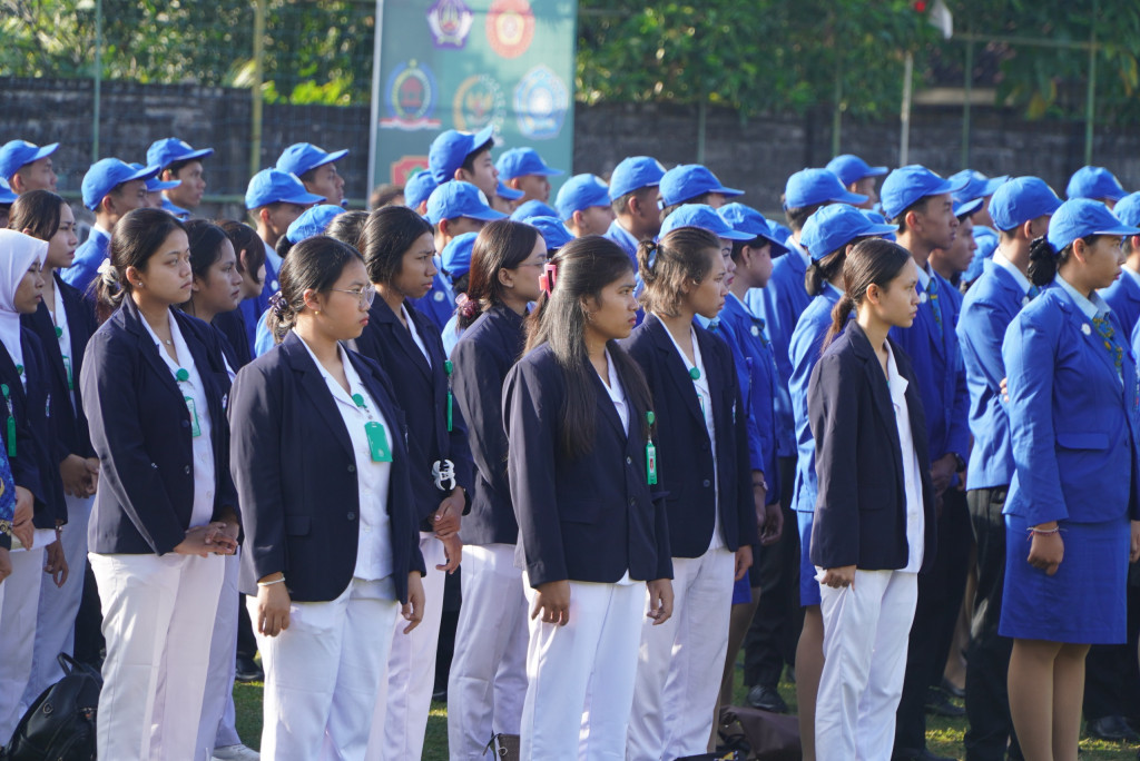 Partisipasi Mahasiswa Turut Sukseskan Upacara 17 Agustus di Lapangan Binaraga Dalung